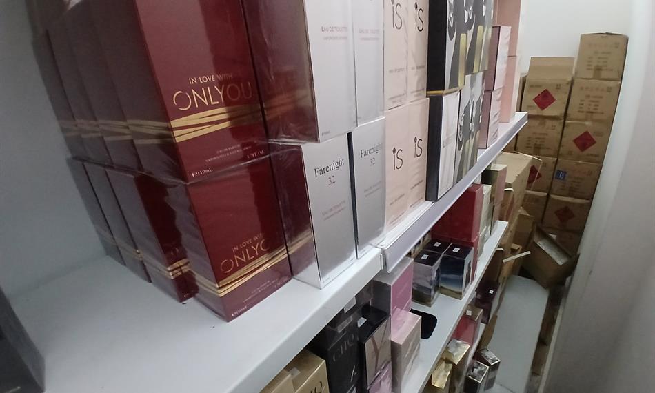 parfémy ve skladu provozovny